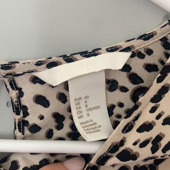 Leopard print flutter sleeve blouse - Picture 3 of 4